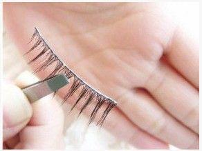 How to Put On Fake Eyelashes6