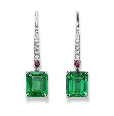 Gubelin Ancient Path white Gold_Drop Earrings Emeralds Origin: Colombia Drop arrings in white gold with two step-cut emeralds from Colombia, 1.94 ct and 1.76 ct, and 18 brilliant-cut diamonds totalling 0.08 ct.