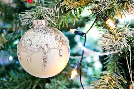 christmas home decor tour, white snow baubles