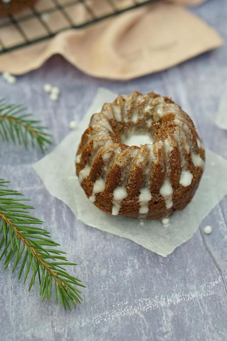 Mini gingerbread bundt cakes