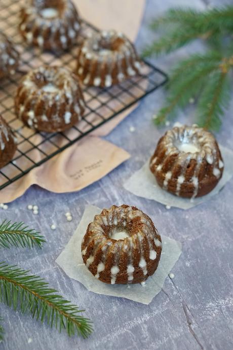 Mini gingerbread bundt cakes