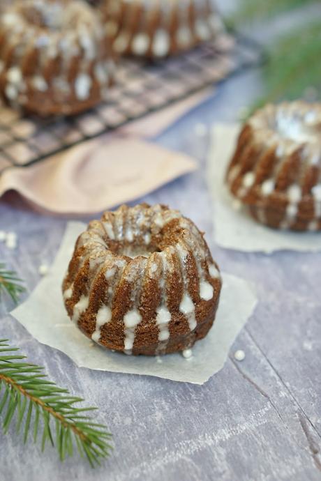 Mini gingerbread bundt cakes