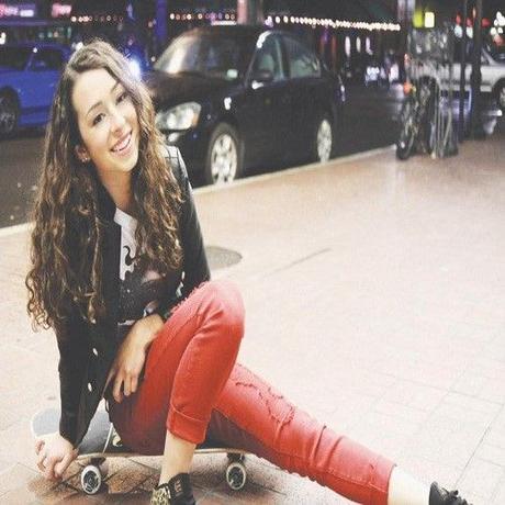 20 Cute & Professional Skateboard Girls
