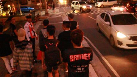 Filipino Fans Emulate Britney Spears’ Philanthropic Act in the Course of Gift-Giving To Street Children.