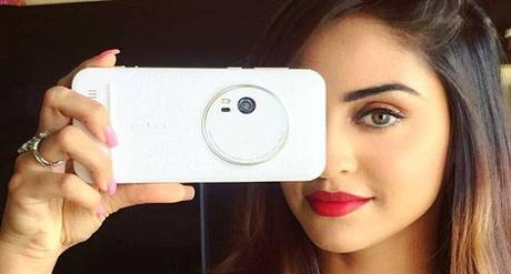Indian Scientists made a research and delared that Clicking Selfies Now-a-Days is a Mental Disorder
