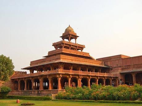 10 places to visit in agra