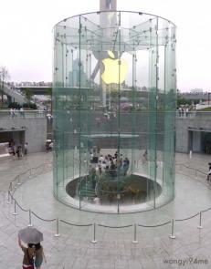 Patented Curved Glass At Apple Store in Shanghai