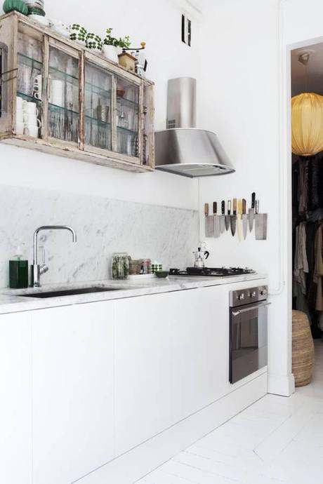 Kitchen in marble and white