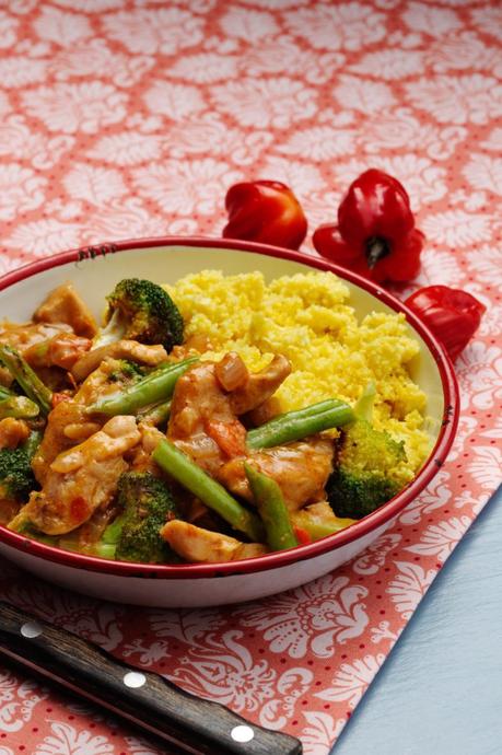 Low-carb curry chicken with cauliflower rice