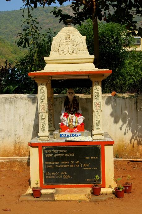 Visit to Balalbhanu School and a Service Project