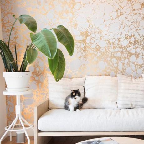 Decor inspiration. Wallpaper ‘Wabi- River’ By Calico. Photo by Mami Yamada for the Japanese website ‘&’ @andw_asahi.