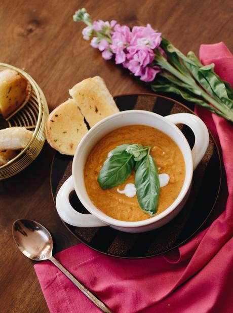 tomato basil soup to warm up your heart, winter food, comfort food, yummy soup, one pot meal, baked soup, cooking, myriad musings, saumya shiohare  