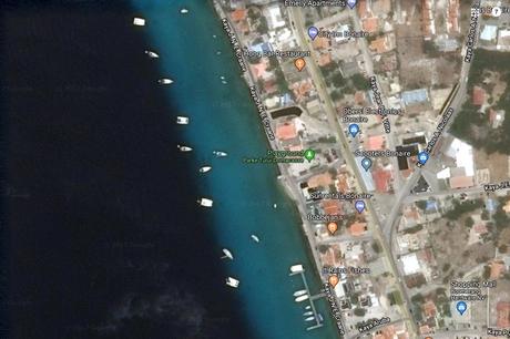 GoogleEarth view of the Kralendijk waterfront,boats on moorings at the dropoff