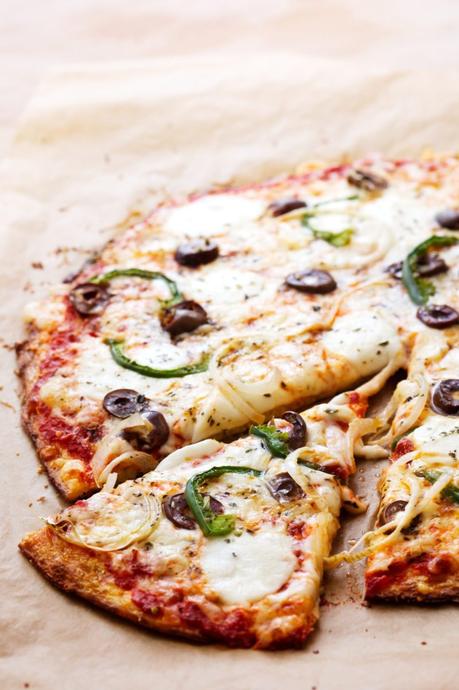 Low-carb cauliflower pizza with green bell peppers and olives