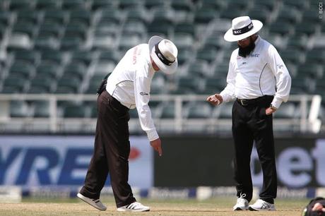 Johannesburg Test ~ Dean Elgar hit on helmet - play suspended for the day !!!