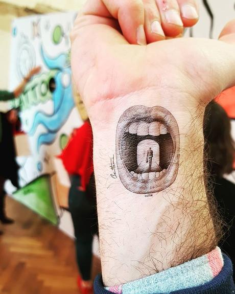 Temporary tattoo with my design offered to visitors @arttructroc @bozarbrussels #benheineart #arttructroc #benheine #tattoo #pencilvscamera #mouth #art