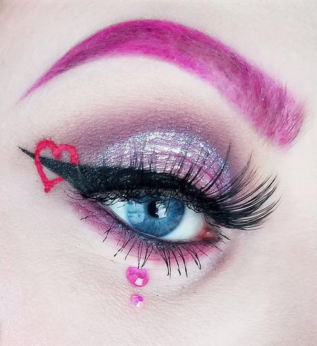 Wear Your Heart on Your Eyes, try this crazy eye makeup on This Valentine’s Day