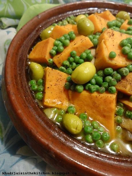 TAGINE DE POULET AUX PATATES DOUCES ET PETITS POIS / CHICKEN TAGINE WITH SWEET POTATOES AND SMALL PEAS / TAGINE DE POLLO CON BATATAS Y GUISANTES / طاجين الدجاج و البطاطا الحلوة و الجلبانة(البازلاء)