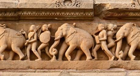 Besonders die Skulpturen machen Khajuraho zum spannenden Indien Reiseziel