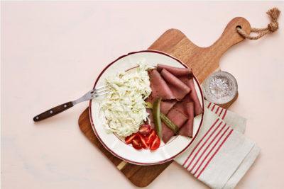Cooking video: Roast beef with coleslaw in no time