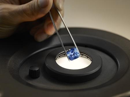 Gübelin Gem Lab and Everledger sign a partnership creating new transparency levels in the gemstone industry