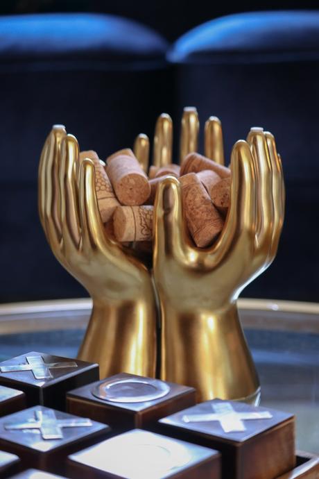 how to style your coffee table, modern living room, round coffee table, nesting coffee table, buddha statue, blue and white porcelain collection, home, interior, decor, coffe table, myriad musings