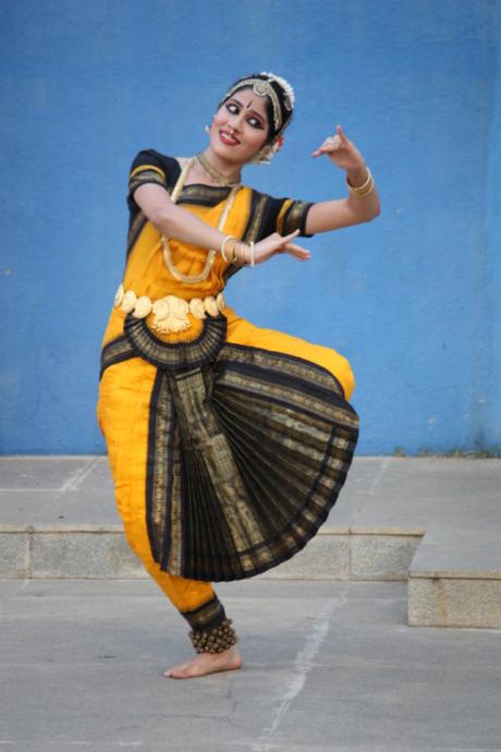 DAILY PHOTO: Dancer in Yellow, Background in Blue