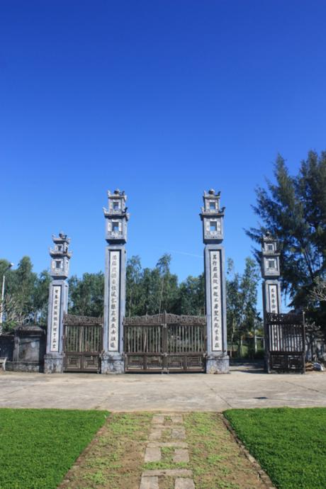 DAILY PHOTO: Tall Gates Near Hoi An