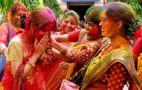 8 Holi Dresses You Should Wear While Playing Holi 8 Holi Dresses You Should Wear While Playing Holi