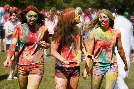 8 Holi Dresses You Should Wear While Playing Holi 8 Holi Dresses You Should Wear While Playing Holi