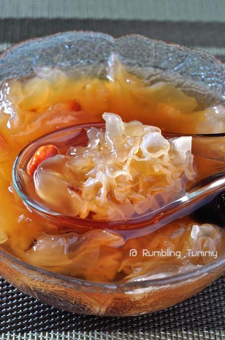 Peach Gum Gleditsia rice with White Fungus Sweet Soup 桃膠雪莲子银耳糖水