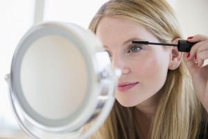 Hot to Use An Eyelash Curler In 4 Simple Steps 