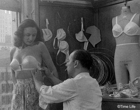 1940s-Fashion---The-Wired-strapless-bra 1940s-Fashion---The-Wired-strapless-bra