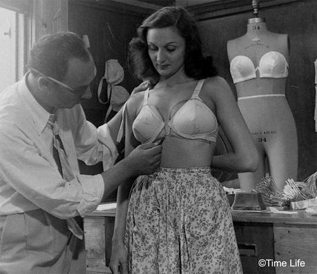 1940s-Fashion---The-Wired-strapless-bra 1940s-Fashion---The-Wired-strapless-bra