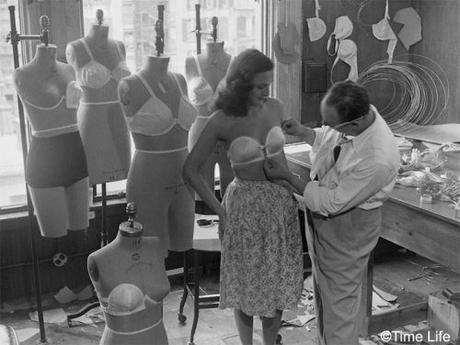 1940s-Fashion---The-Wired-strapless-bra 1940s-Fashion---The-Wired-strapless-bra