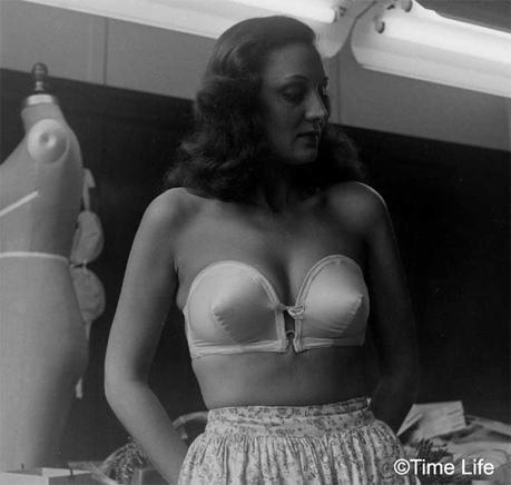 1940s-Fashion---The-Wired-strapless-bra 1940s-Fashion---The-Wired-strapless-bra