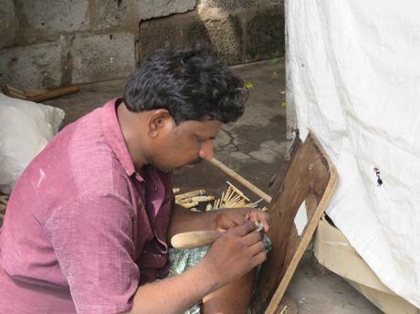 A Kondapalli toy artist at work