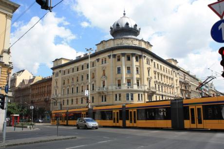 DAILY PHOTO: Tram & Building, Budapest