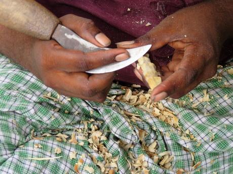 A Kondapalli toy artist at work