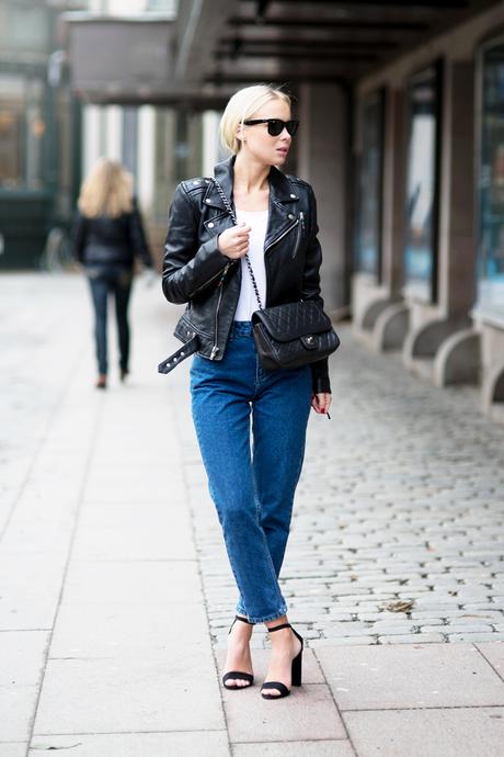 Hey, Your Shoes Cabinet Is Lack Of A Pair of Comfortable Black Strappy Heels! black strappy heels with jeans