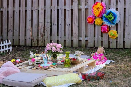 easter egg roll, easter backyard picnic, spring summer picnic, evening backyard party, tablescape for easter, sarah jessica parker gingham gap dress, lifestyle, mommy daughter blogger, myriad musings