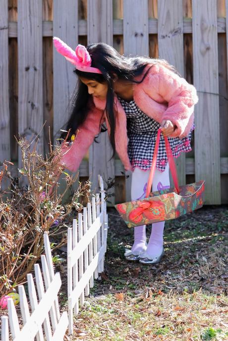 easter egg roll, easter backyard picnic, spring summer picnic, evening backyard party, tablescape for easter, sarah jessica parker gingham gap dress, lifestyle, mommy daughter blogger, myriad musings