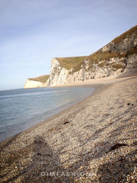 whwre is durdle door, where is lulworth cove, what is durdle door, How to reach durdle door, dorset, best beaches in the world, best beaches in england, best tourist places in england, visit England, best places to go in the world, most beautiful seaside in the world, travel bloggers Indian, Indian travel Bloggers, Ritu Pandit, Oimfashion travel