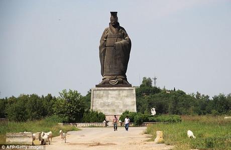 world's largest statue of China's first emperor  Qin toppled