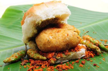 5 Mouth-Watering, Scrumptious Indian Snacks Perfect To Munch On Tea Time!