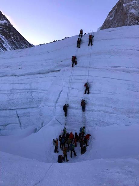 Himalaya Spring 2018: Collapse in Icefall Injures Two Sherpas