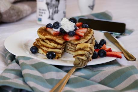 mothers day breakfast in bed, vanilla pancakes made with lefty field farms creamer, pancake recipe, mothers day gift guide, mothers day celebration, myriad musings 