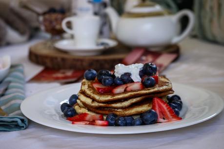 mothers day breakfast in bed, vanilla pancakes made with lefty field farms creamer, pancake recipe, mothers day gift guide, mothers day celebration, myriad musings 