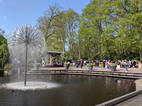 Visit Guide Keukenhof Tulip Gardens fountain