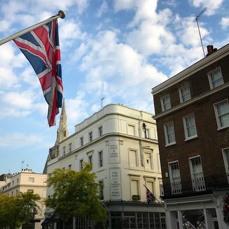 In & Around #London #Photoblog… Flowers, Fancy Shops & Flags